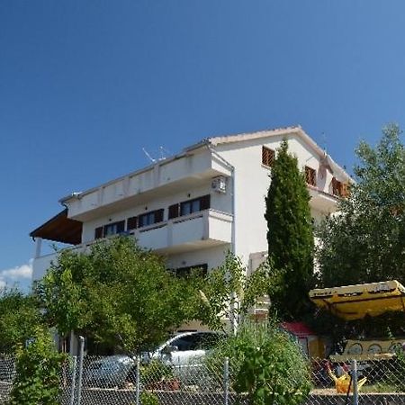 לון Apartments Josip מראה חיצוני תמונה